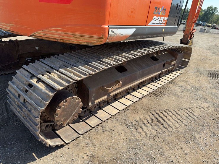 hitachi-225-excavator-image-16