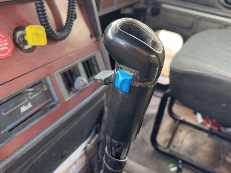 1999-mack-cl713-image-40