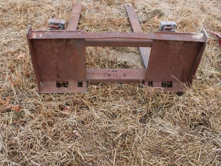 48"-pallet-forks-on-quick-attach-plate-image-3