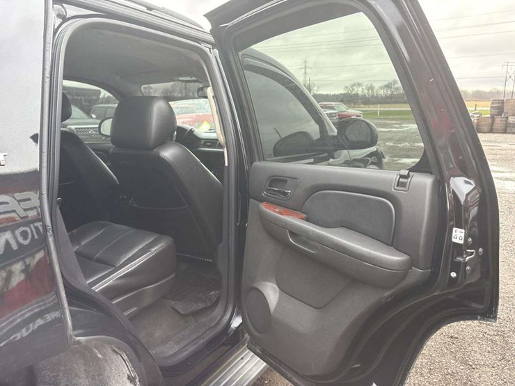 2011-chevrolet-tahoe-lt-image-17