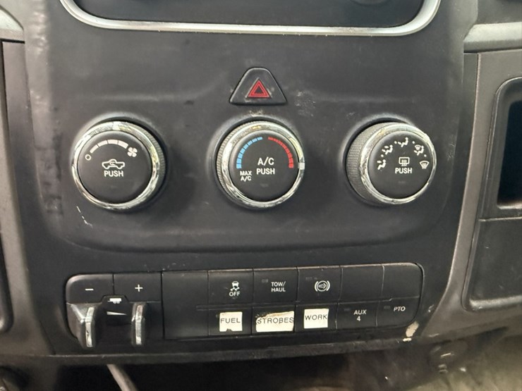 #1840-•-2013-ram-5500-4x4-service-truck-image-33