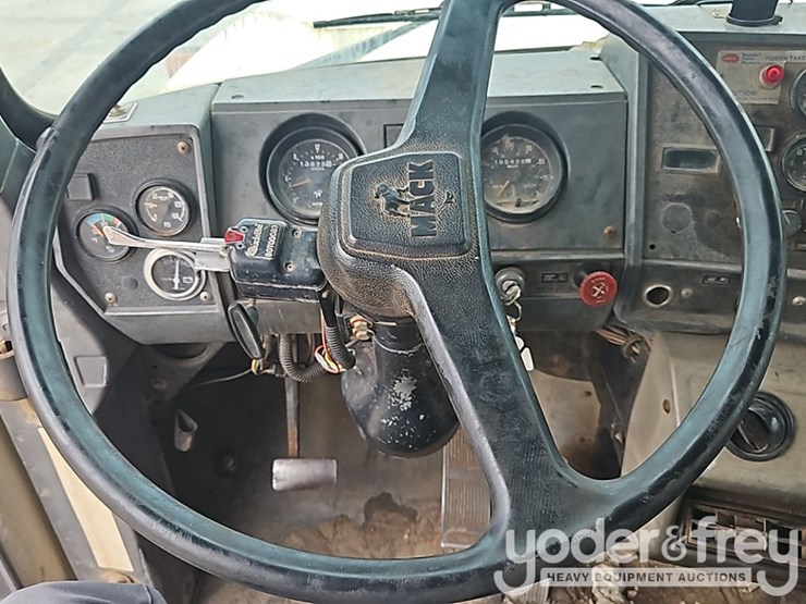 1994-mack-rd690s-image-31