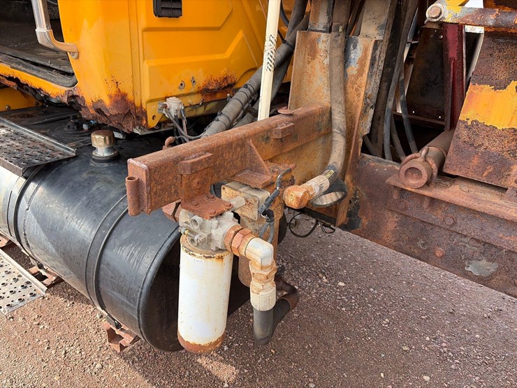 international-7400-image-26