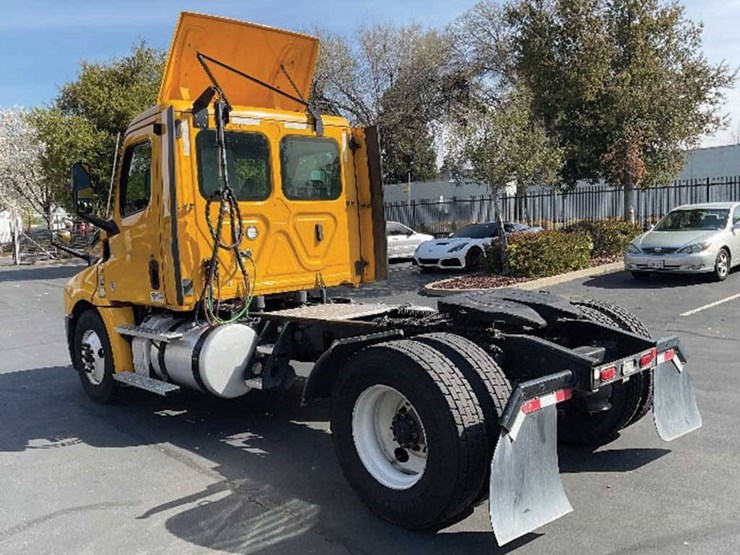 2022-freightliner-cascadia-126-image-2