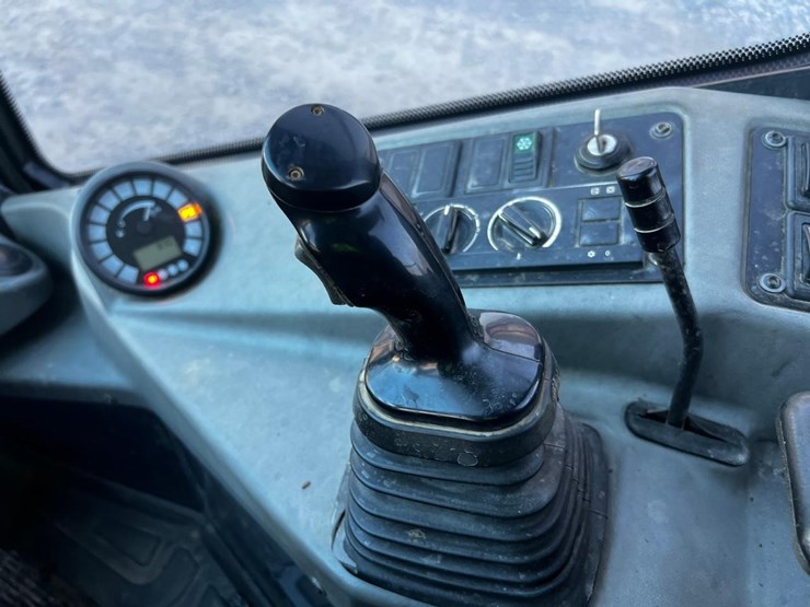 2011-deere-204k-image-23