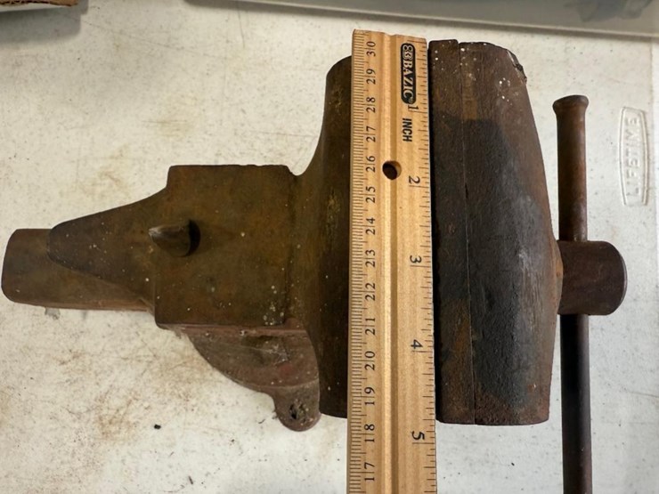 impact-wrench,-angle-grinder,-and-vise-image-12