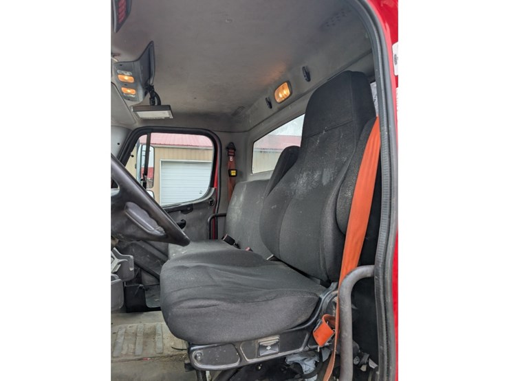 2015-freightliner-114sd-image-25