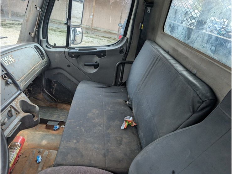 2014-freightliner-m2-106-image-19