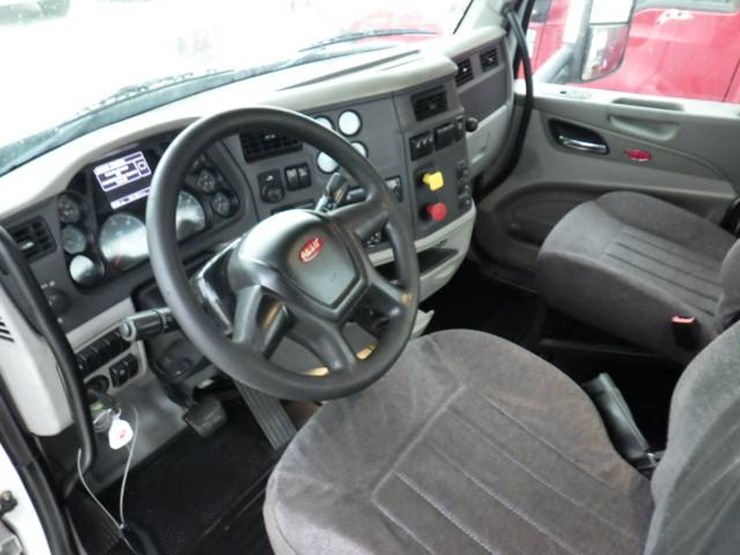 2019-peterbilt-579-image-14