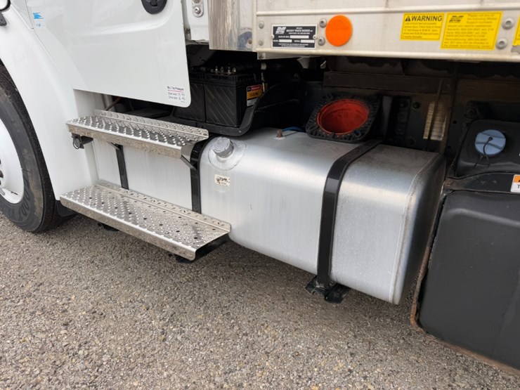 2018-freightliner-m2-106-image-12