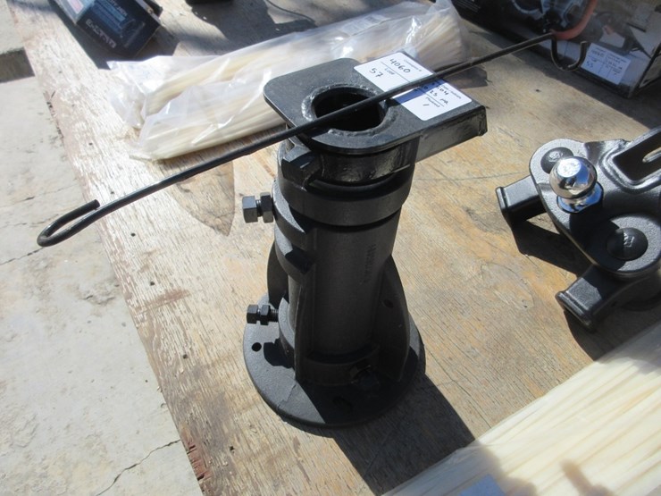 unused-cushioned-5th-wheel-to-gooseneck-hitch-image-3