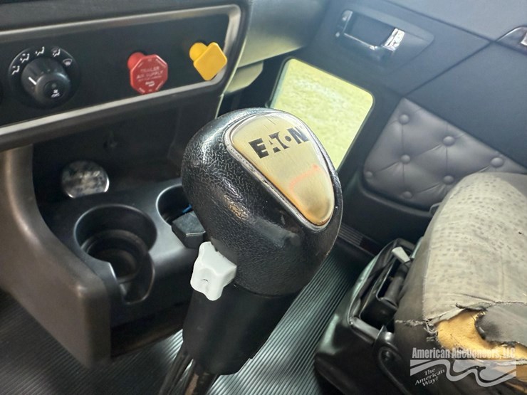 2013-kenworth-w900-image-10