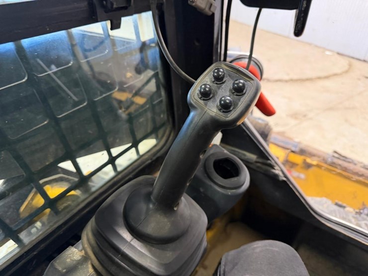 2021-deere-317g-image-26