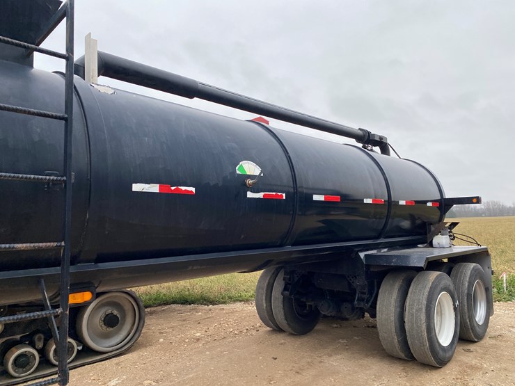 #1031-•-2014-northern-6000-gallon-semi-manure-tanker-trailer(has-wi-title)-(kewaunee,-wi)-image-22