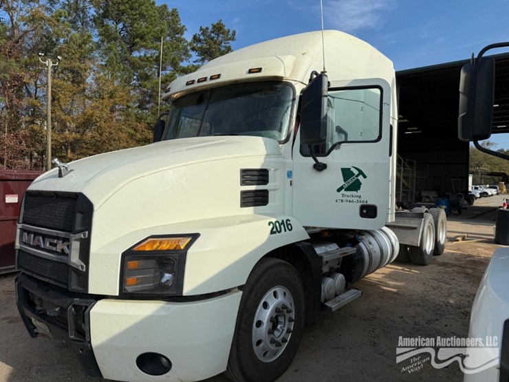 2020-mack-anthem-truck-image-1