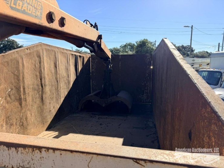 2015-freightliner-m2-106-image-23