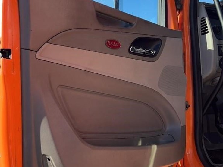 2019-peterbilt-567-image-14