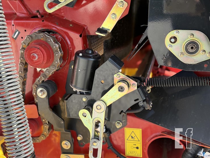 new-holland-roll-belt-560-image-29