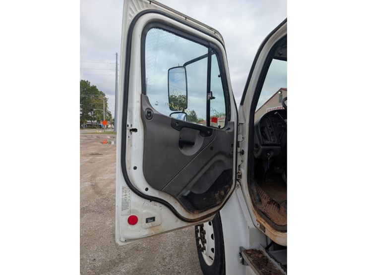 2014-freightliner-m2-106-image-17