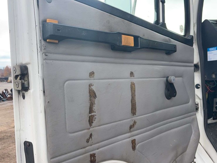 1999-freightliner-fl70-image-32