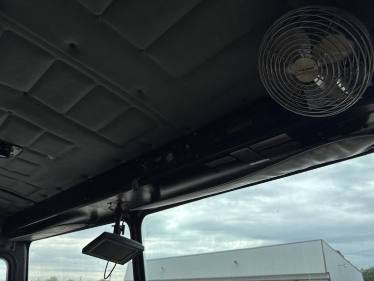 2005-peterbilt-320-image-21