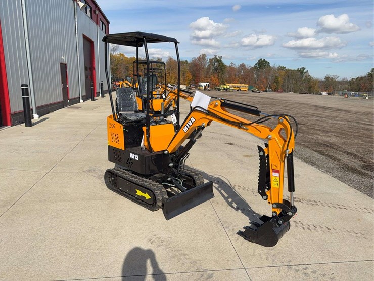 2025-miva-va13-mini-excavator-image-2