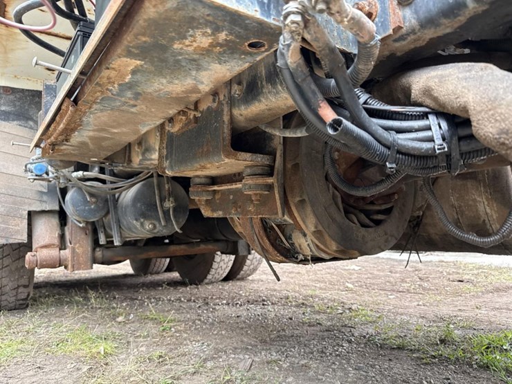 2005-peterbilt-320-image-48