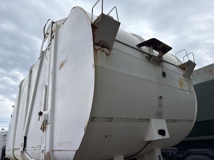 2005-peterbilt-320-image-36