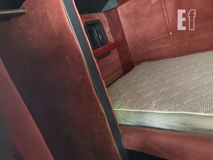 2002-peterbilt-379-image-43