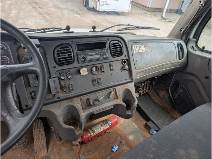 2014-freightliner-m2-106-image-20