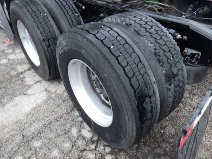 2019-freightliner-cascadia-126-image-19