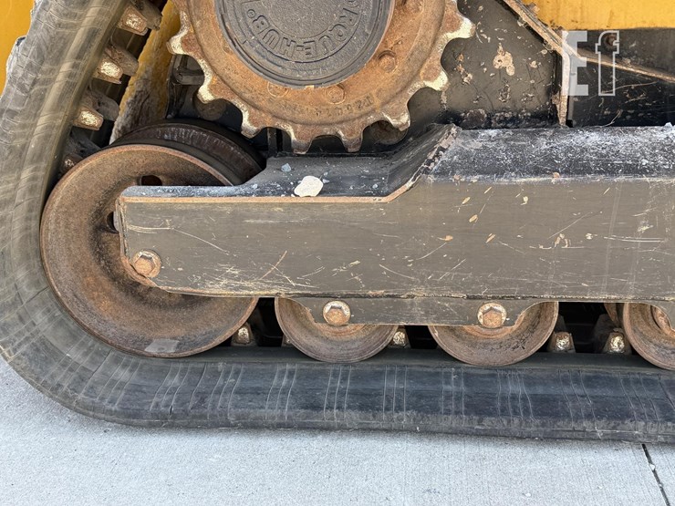 2017-deere-331g-image-22