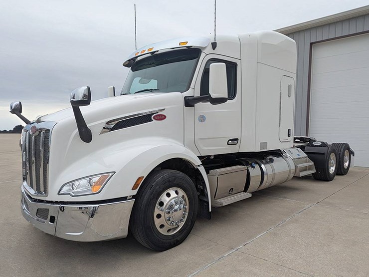 2025-peterbilt-579-image-1