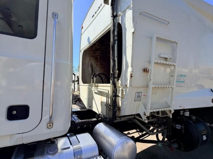 2011-mack-gu812-garbage-truck-image-22