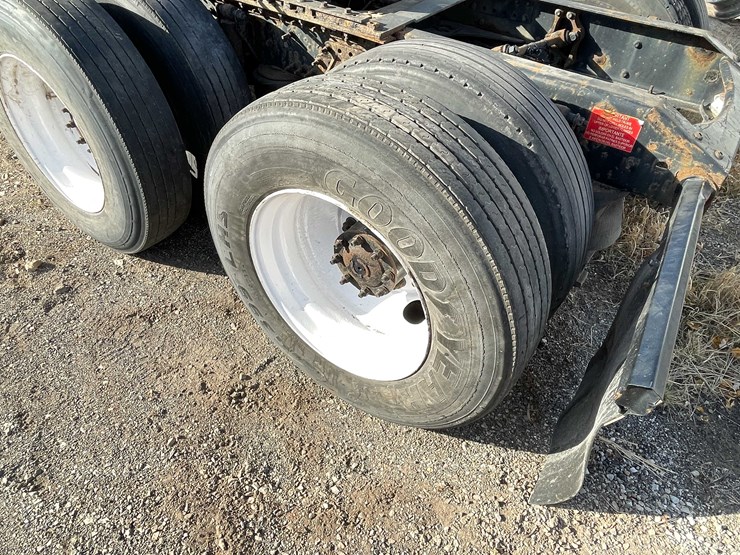 #202-•-2015-volvo-semi-tractor-(has-wi-title)-(denmark,-wi)-image-28