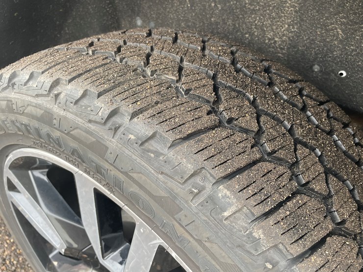 2019-chevrolet-suburban-image-21