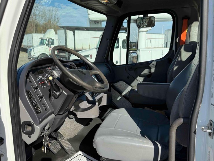 2017-freightliner-m2-106-image-21