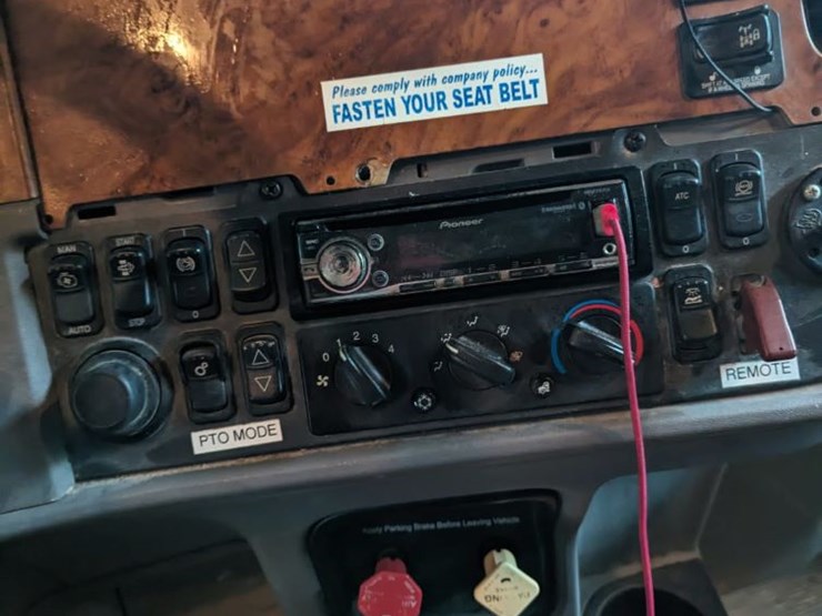 2009-peterbilt-365-image-12