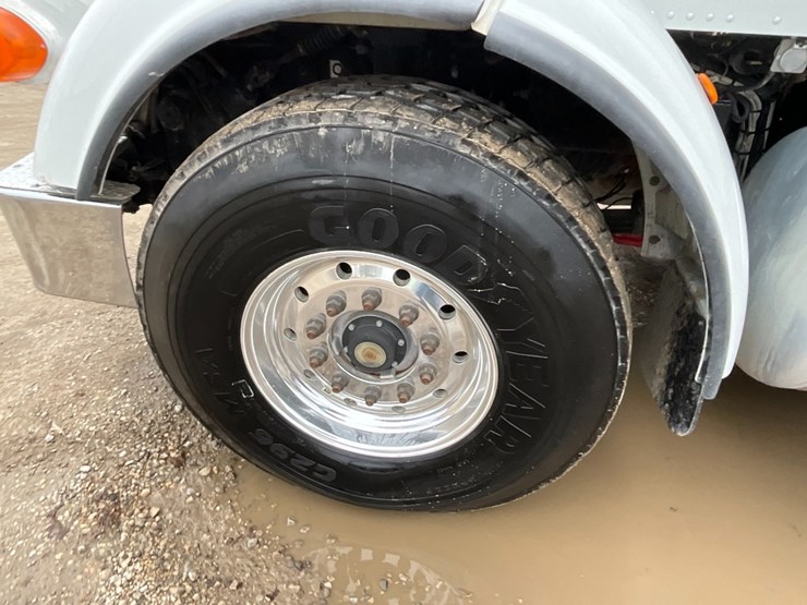 2015-peterbilt-365-image-32