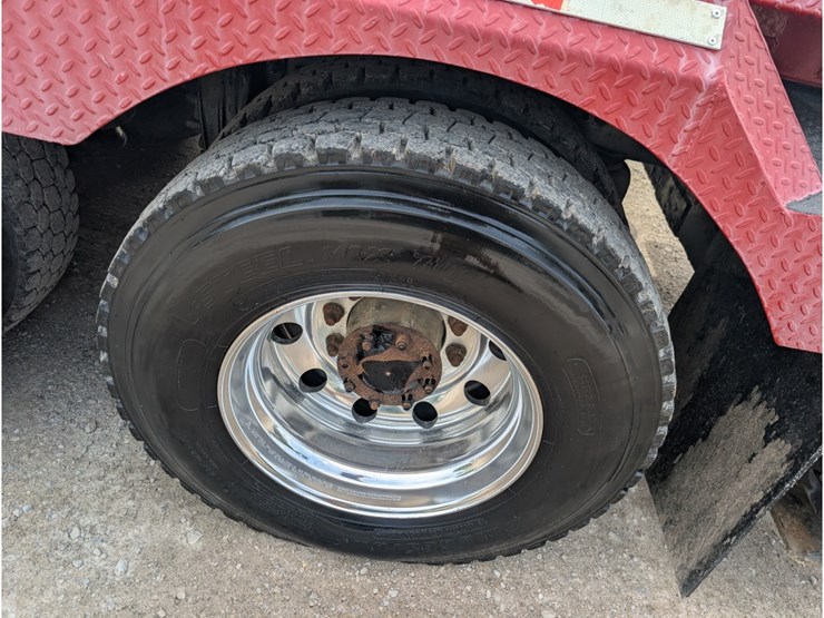 peterbilt-365-image-18