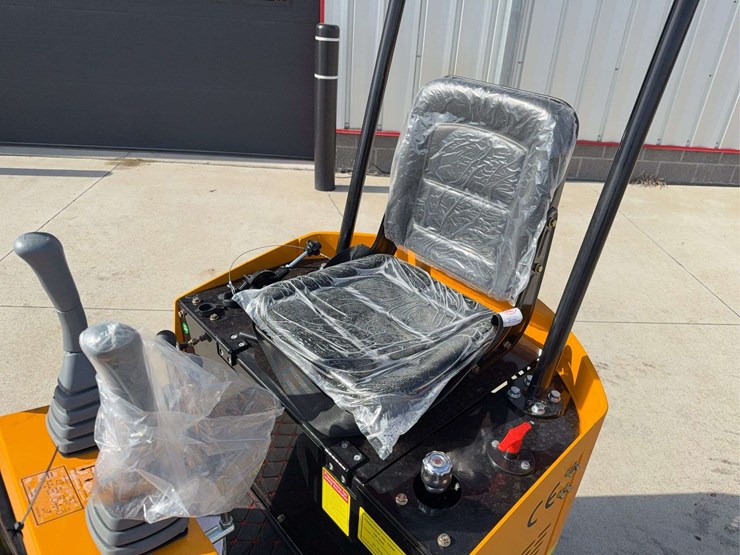 2025-miva-va13-mini-excavator-image-10