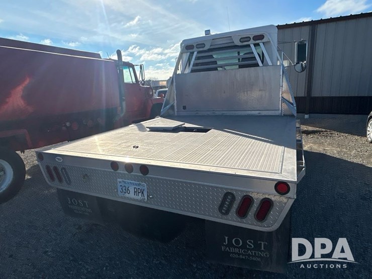 peterbilt-330-image-6