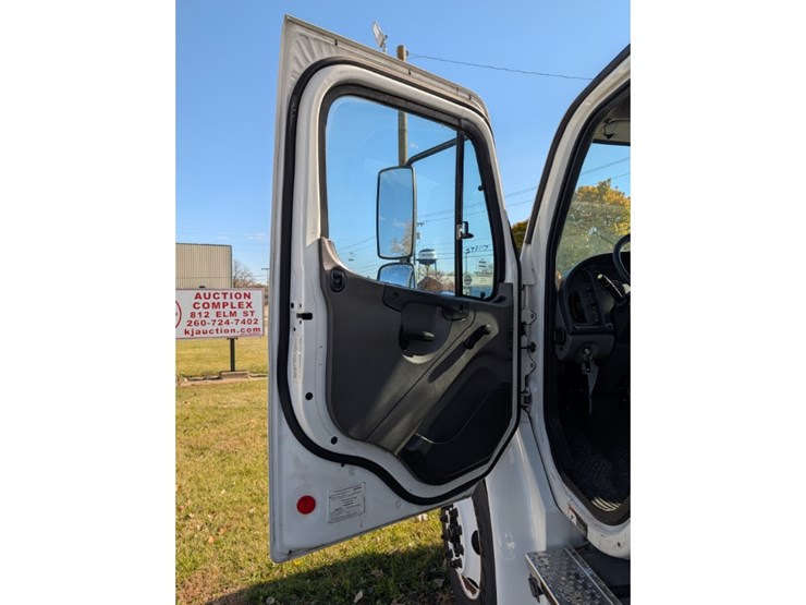 freightliner-m2-106-image-16