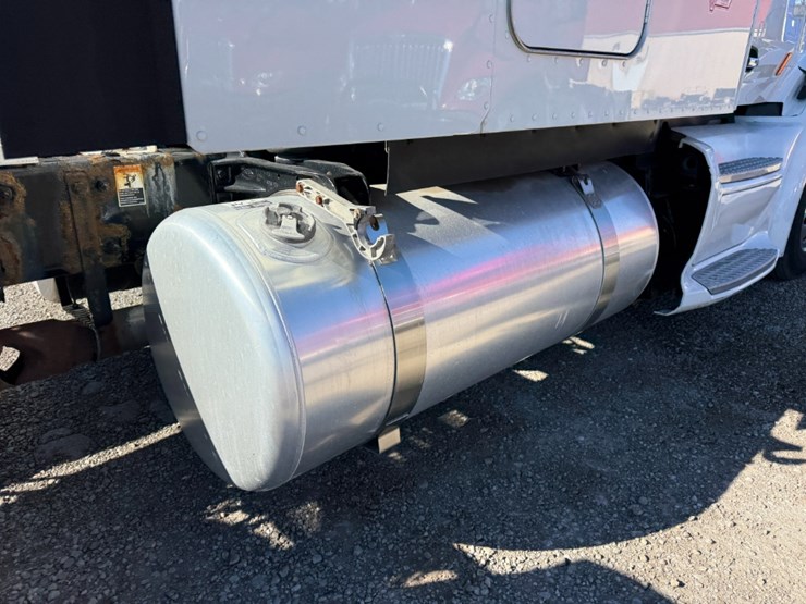 2015-peterbilt-579-image-12