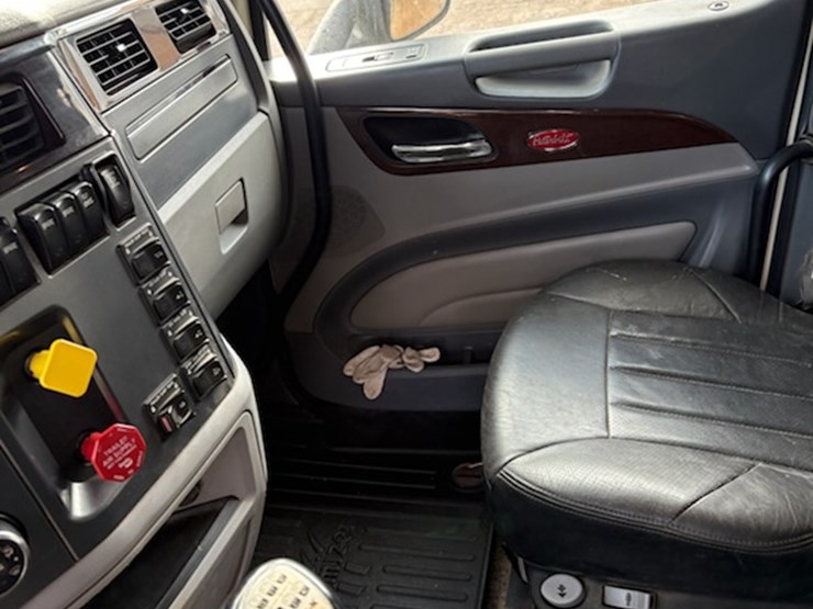 2016-peterbilt-579-image-9