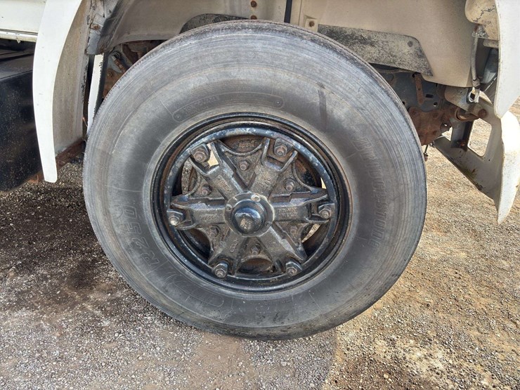 1992-ford-f700-image-10