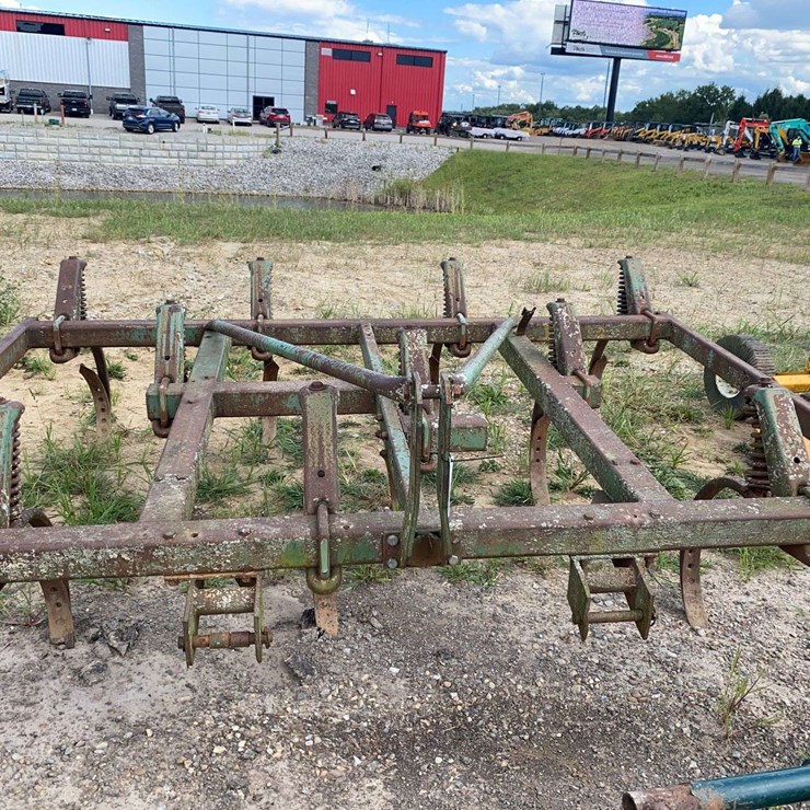 John Deere 3pt Chisel Plow