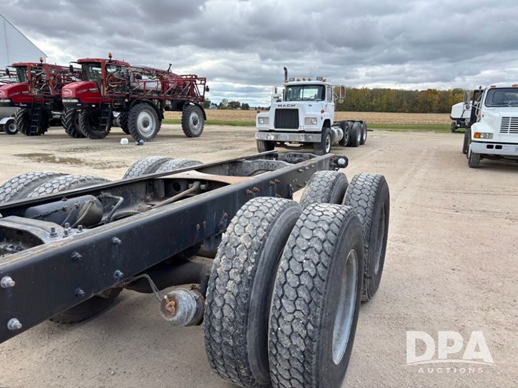 1985-mack-r686st-image-36