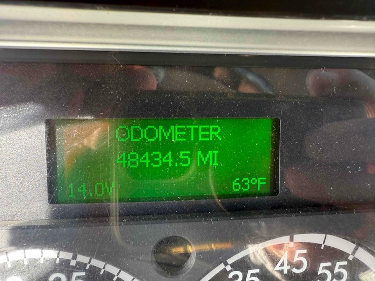 2017-freightliner-m2-106-image-24