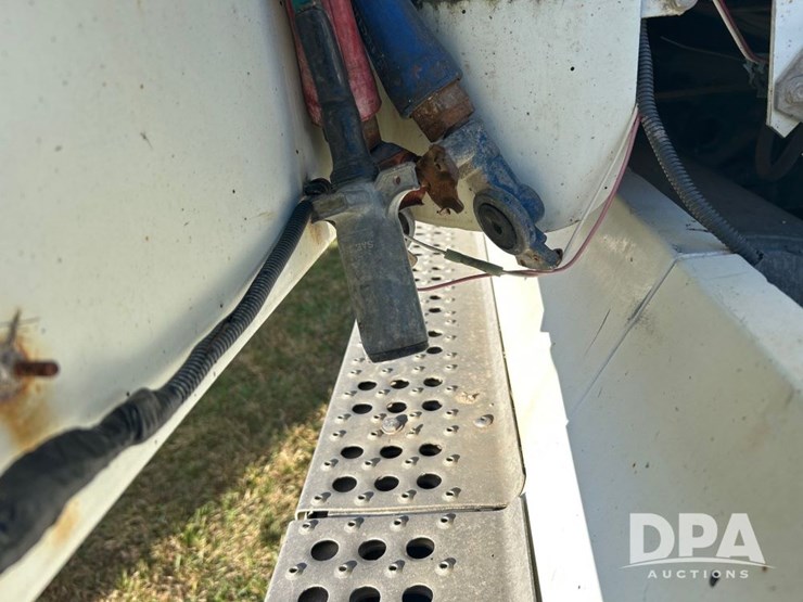 1996-freightliner-fld120-image-30